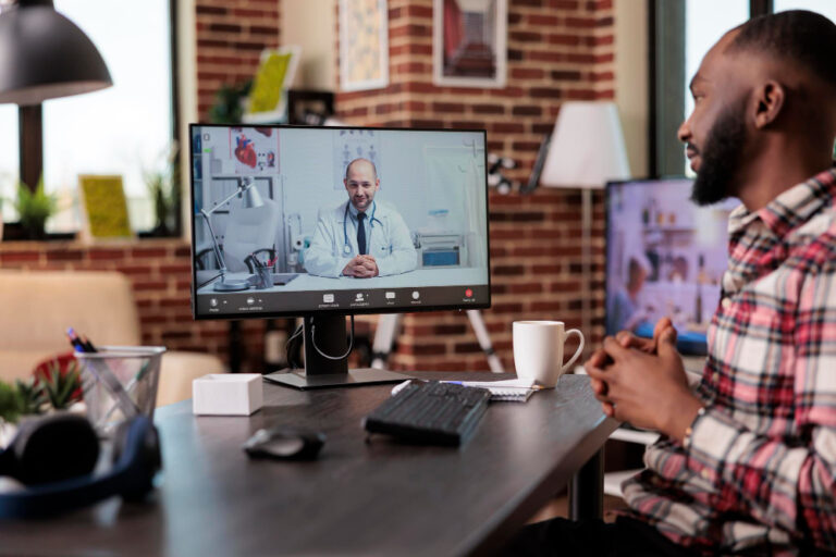 Colaborador realizando una consulta de telemedicina por videollamada desde su oficina