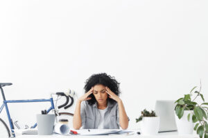 Colaboradora con signos de estrés en su lugar de trabajo, uno de los factores de riesgo psicosocial que regula la NOM-035
